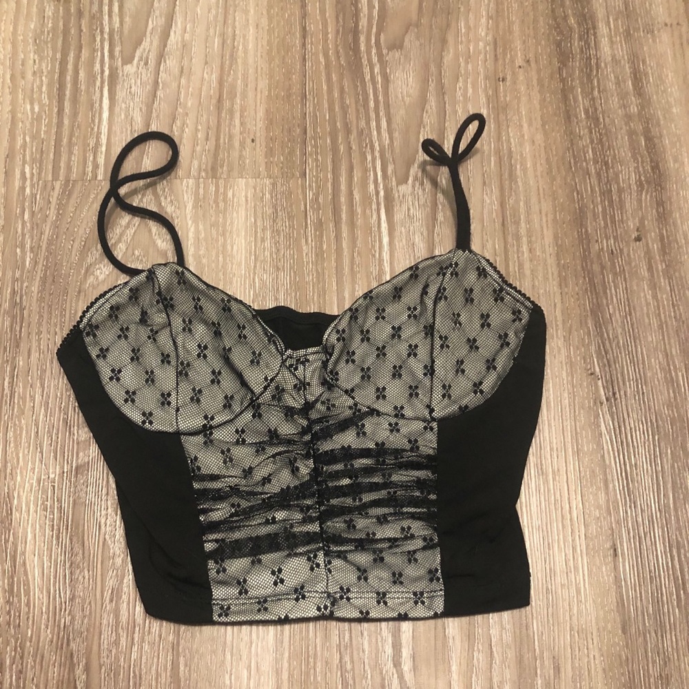 Lace cropped tank top